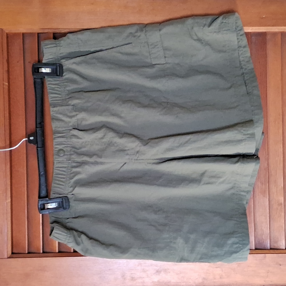 Columbia women's size large army green nylon shorts